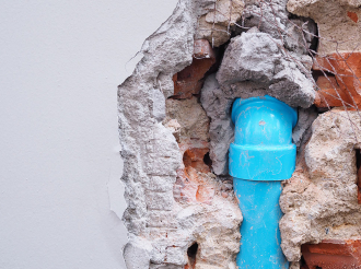 Bol zabetónovaný v podlahe